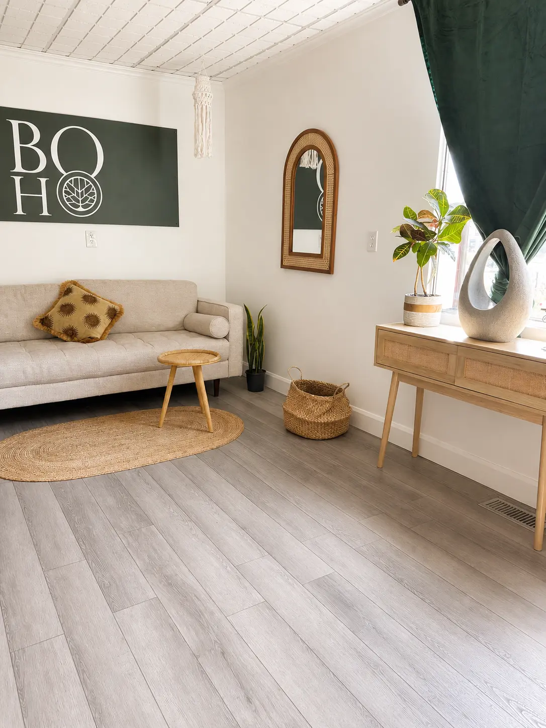 Meuble en cannage, pampas et plantes vertes dans le salon BOHO