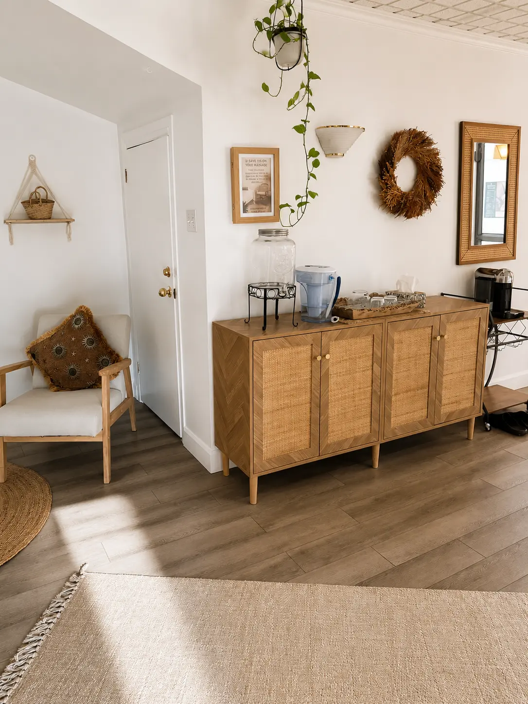 Réception BOHO avec fauteuil Emmanuelle en rotin et déco bohème