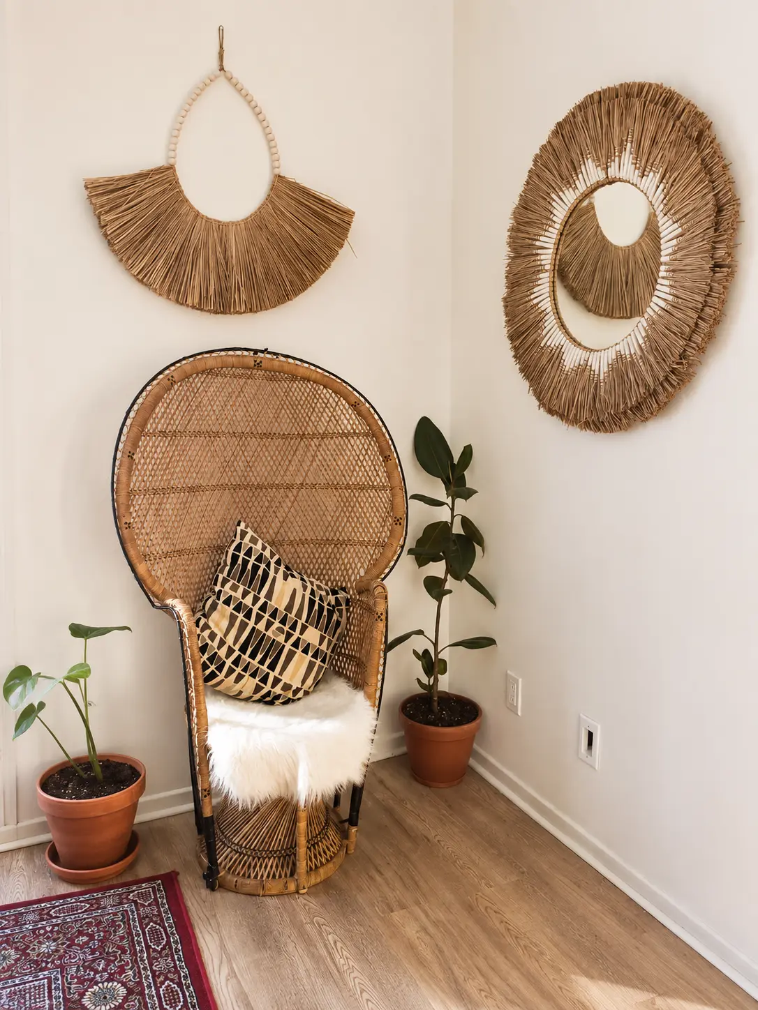 Réception BOHO avec fauteuil Emmanuelle en rotin et déco bohème