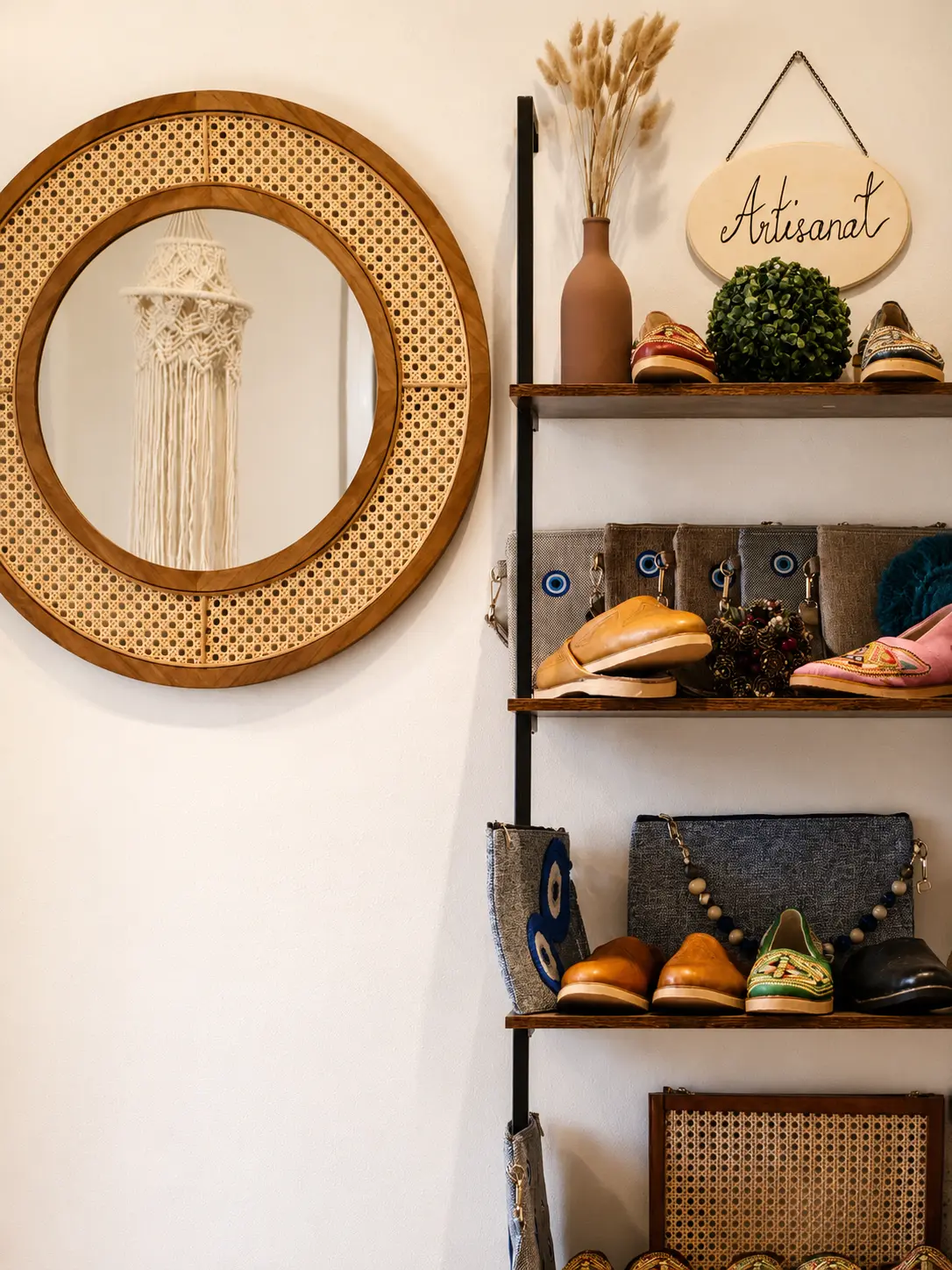 Meuble en cannage, pampas et plantes vertes dans le salon BOHO
