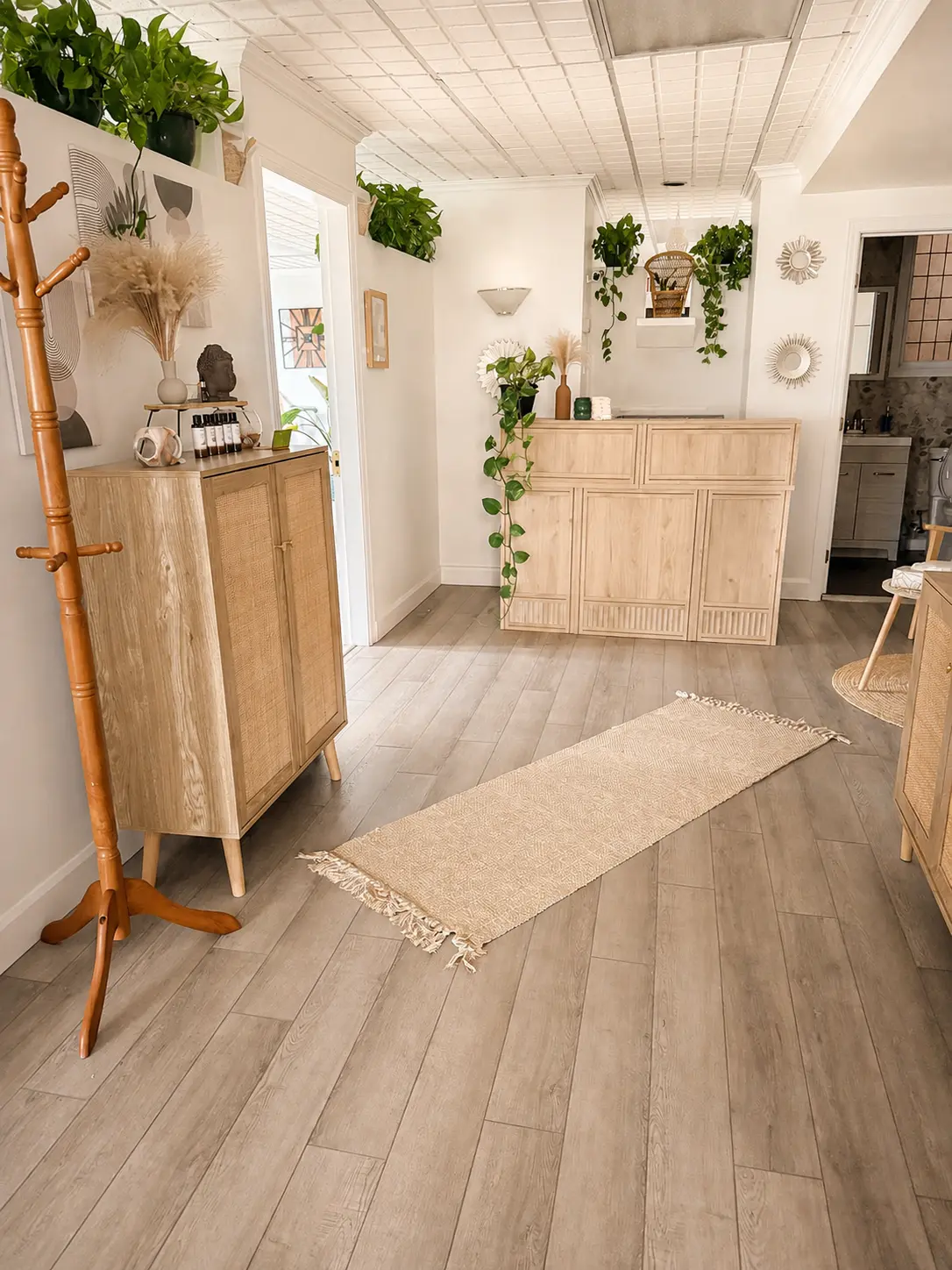 Coin détente avec fauteuils en bois, paniers muraux tressés et plantes